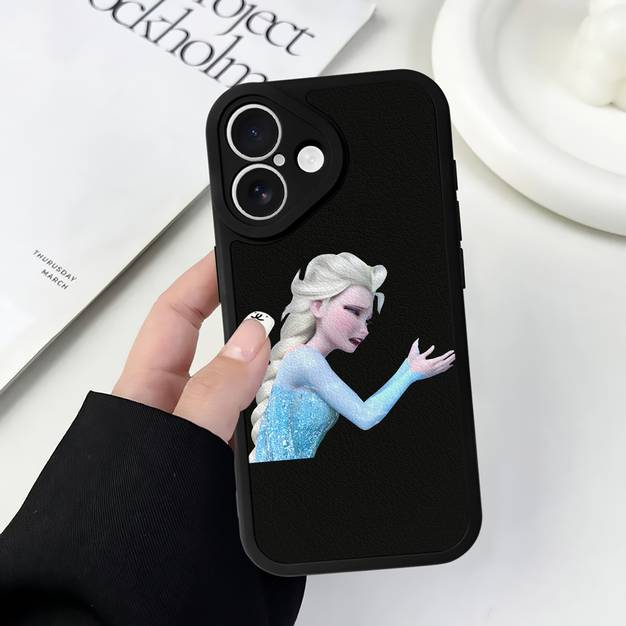 （画像用） アナと雪の女王 アンナ エルサ Frozen Anna Elsa 【iPhone 16シリーズ対応】シリコンスマホケース（レザー調） 材質：シリコン
